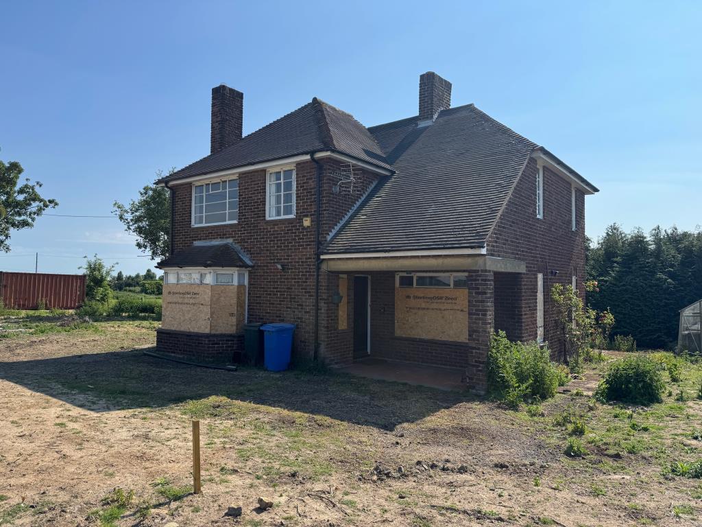 Lot: 8 - DETACHED FARMHOUSE FOR IMPROVEMENT - Front of property